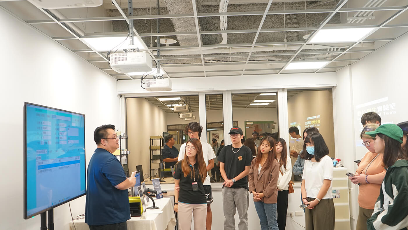 圖3 KO-IN智高點的進駐團隊「連奕科技」連俊傑總經理於「數位孿生實驗室」進行Demo Line現場展示。
